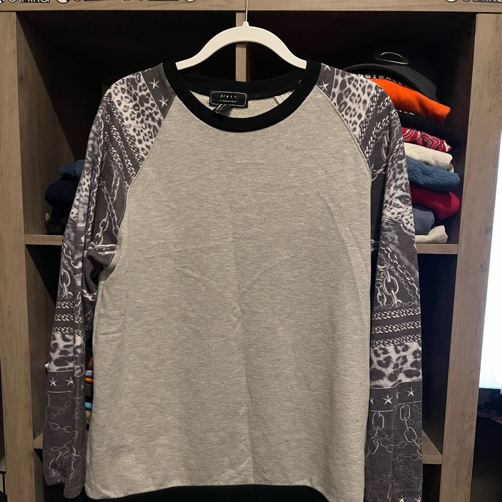 21 Men grey sweater with black/white graphic sleeves  Men’s Xl